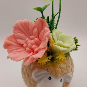 Báránykás kaspó szappanvirágokkal - Meska.hu