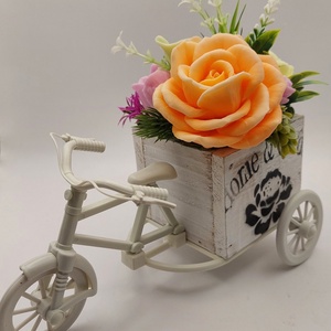 Fehér, műanyag vázas bicikli szappanvirágokkal, Otthon & Életmód, Dekoráció, Virágdísz és tartó, Csokor & Virágdísz, Virágkötés, Szappankészítés, MESKA