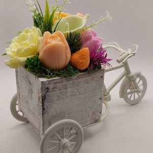 Fehér, műanyag vázas bicikli szappanvirágokkal - otthon & életmód - dekoráció - virágdísz és tartó - csokor & virágdísz - Meska.hu