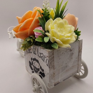 Fehér, műanyag vázas bicikli szappanvirágokkal - otthon & életmód - dekoráció - virágdísz és tartó - csokor & virágdísz - Meska.hu