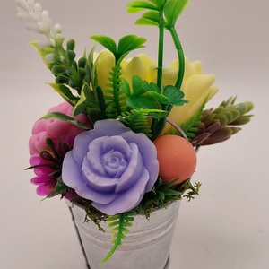 Szappanvirágok kis fémvödörben - otthon & életmód - virágdekoráció - virágdíszek - asztali virágdísz - Meska.hu