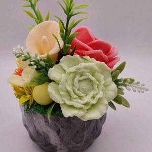 Színes szappanvirágok márványos kaspóban - otthon & életmód - virágdekoráció - virágdíszek - asztali virágdísz - Meska.hu