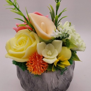 Színes szappanvirágok márványos kaspóban - otthon & életmód - virágdekoráció - virágdíszek - asztali virágdísz - Meska.hu