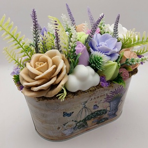 Levendulás fém kaspó szappanvirágokkal, Otthon & Életmód, Virágdekoráció, Virágdíszek, Asztali virágdísz, Szappankészítés, Virágkötés, Az összeállítás alapja egy fém, levendula mintás kaspó. Méretei: 21*15*19 cm. Ideális asztaldísznek..., MESKA