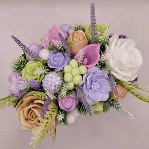 Levendulás fém kaspó szappanvirágokkal - otthon & életmód - virágdekoráció - virágdíszek - asztali virágdísz - Meska.hu