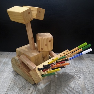 Wood-E, a ceruzatartó, tolltartó Robot ajándék dobókockával :) - otthon & életmód - papír, írószer - tolltartó & ceruzatekercs - Meska.hu