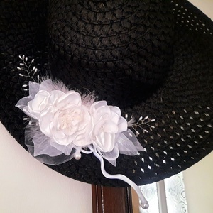 Fehér rózsás kalapdísz - ruha & divat - sál, sapka, kendő - kalap - Meska.hu