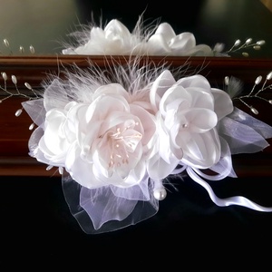 Fehér rózsás kalapdísz - ruha & divat - sál, sapka, kendő - kalap - Meska.hu