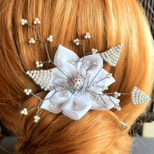 Virágos gyöngyös hajtű - esküvő - hajdísz - hajtű - Meska.hu