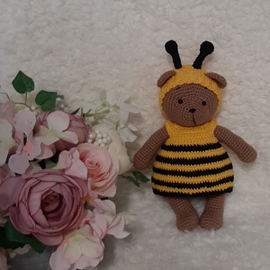 Kismaci méhecskés ruhában, Játék & Sport, Plüssállat & Játékfigura, Maci, Horgolás, MESKA