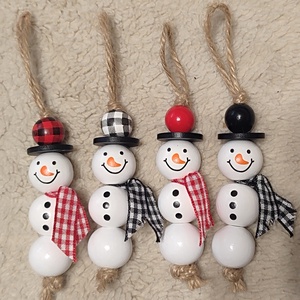 Hóember díszek, Karácsony, Karácsonyi lakásdekoráció, Karácsonyfadíszek, Gyöngyfűzés, gyöngyhímzés, MESKA