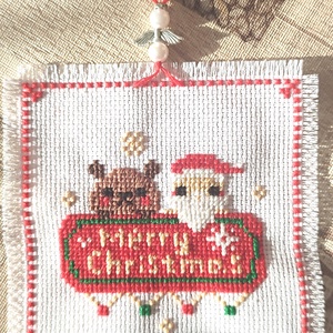 Keresztszemes karácsonyi dekoráció , Karácsony, Karácsonyi lakásdekoráció, Karácsonyi ajtódíszek, Hímzés, Gyöngyfűzés, gyöngyhímzés, MESKA