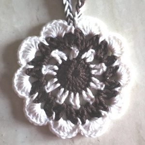 Horgolt virágos nyaklánc , Ékszer, Nyaklánc, Medálos nyaklánc, Ékszerkészítés, Horgolás, MESKA