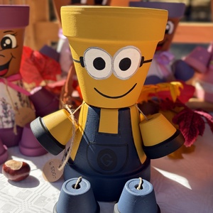 Minion cserépbaba, Otthon & Életmód, Ház & Kert, Cserépbaba, Festett tárgyak, 21 cm magas, agyagcserépből készült Minion cserépbaba.
Kültérre és beltérre is elhelyezhető, akár g..., MESKA