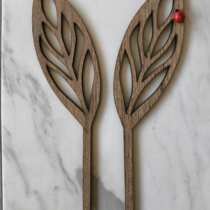 Húsvéti nyuszifül beszúró katicabogárral - ünnepi díszek, dekorációk - húsvéti díszek és dekorációk - húsvéti virágos díszek - Meska.hu