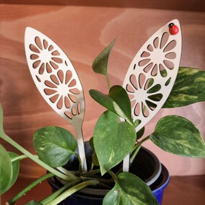 Húsvéti nyuszifül beszúró katicabogárral - ünnepi díszek, dekorációk - húsvéti díszek és dekorációk - húsvéti virágos díszek - Meska.hu