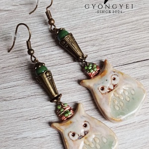 BAGOLY FENYŐÁGON porcelánfülbevaló - ékszer - fülbevaló - lógó fülbevaló - Meska.hu