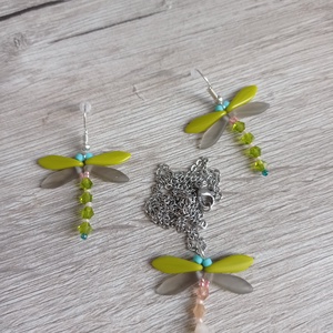 Banánzöld és szürke szitakötő fülbevaló - ékszer - ékszerszett - Meska.hu