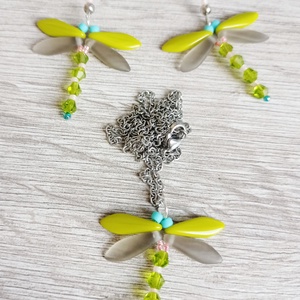 Banánzöld és szürke szitakötő fülbevaló - ékszer - ékszerszett - Meska.hu