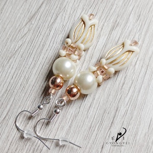 Beige tulipán fülbevaló nemesacél szerelékkel, Ékszer, Fülbevaló, Lógó fülbevaló, Ékszerkészítés, Gyöngyfűzés, gyöngyhímzés, MESKA