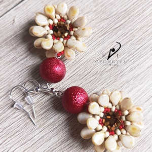 Bordó és elefántcsont színű virág fülbevaló - ékszer - fülbevaló - lógós kerek fülbevaló - Meska.hu Bordó és elefántcsont színű virág fülbevaló - ékszer - fülbevaló - lógós kerek fülbevaló - Meska.hu