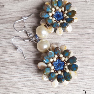 Kék és elefántcsont színű virág fülbevaló - Meska.hu