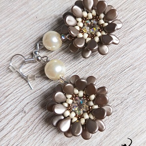 Mogyoróbarna színű virág fülbevaló - Meska.hu