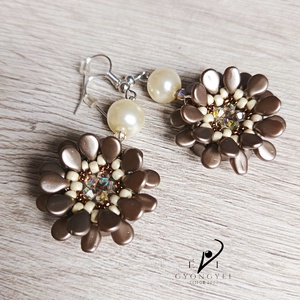 Mogyoróbarna színű virág fülbevaló - ékszer - fülbevaló - lógós kerek fülbevaló - Meska.hu Mogyoróbarna színű virág fülbevaló - ékszer - fülbevaló - lógós kerek fülbevaló - Meska.hu