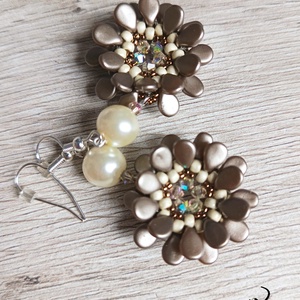 Mogyoróbarna színű virág fülbevaló - ékszer - fülbevaló - lógós kerek fülbevaló - Meska.hu Mogyoróbarna színű virág fülbevaló - ékszer - fülbevaló - lógós kerek fülbevaló - Meska.hu