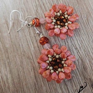 Lazac színű virág fülbevaló - ékszer - fülbevaló - lógós kerek fülbevaló - Meska.hu