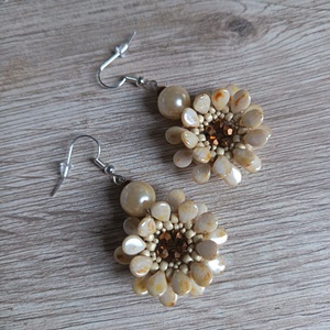 Elefántcsont színű virág fülbevaló, Ékszer, Fülbevaló, Lógós kerek fülbevaló, Ékszerkészítés, Gyöngyfűzés, gyöngyhímzés, MESKA