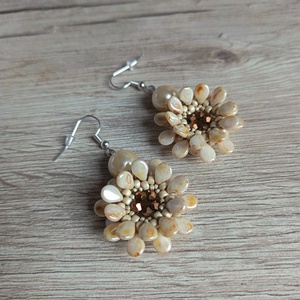 Elefántcsont színű virág fülbevaló - ékszer - fülbevaló - lógós kerek fülbevaló - Meska.hu