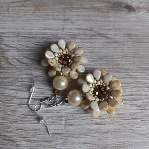 Elefántcsont színű virág fülbevaló - ékszer - fülbevaló - lógós kerek fülbevaló - Meska.hu