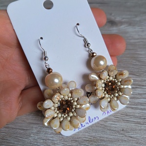 Elefántcsont színű virág fülbevaló - ékszer - fülbevaló - lógós kerek fülbevaló - Meska.hu
