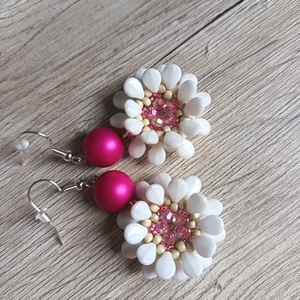 Pink és fehér színű virág fülbevaló - ékszer - fülbevaló - lógós kerek fülbevaló - Meska.hu