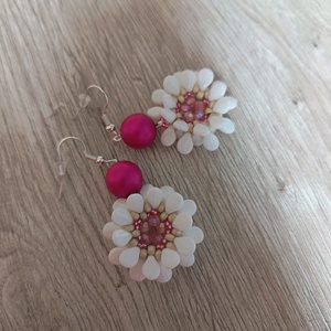 Pink és fehér színű virág fülbevaló - ékszer - fülbevaló - lógós kerek fülbevaló - Meska.hu