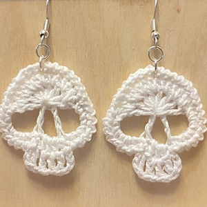 Horgolt koponya fülbevaló  - ékszer - fülbevaló - fülékszer - Meska.hu
