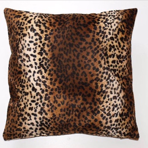 Leopárdos plüss díszpárna, dekorpárna, puha plüss párna, díszpárnahuzat+belső párna (40x40cm) - Meska.hu
