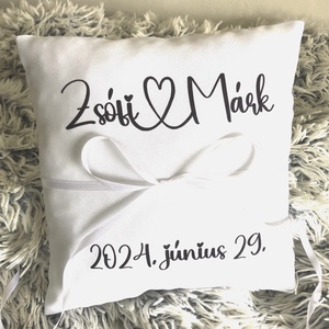 Egyedi gyűrűpárna esküvőre, elegáns minta, selyemszalagokkal, középre helyezhetők a gyűrűk, elegáns gyűrűpárna - Meska.hu