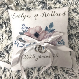 Egyedi virágos gyűrűpárna esküvőre nevekkel, dátummal, a szalagokkal középre helyezhetők a gyűrűk, elegáns gyűrűpárna, Esküvő, Kiegészítők, Gyűrűtartó & Gyűrűpárna, Varrás, Festészet, MESKA