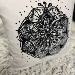 Mandalás színezhető díszpárna, mandala grafikával, párnahuzat + belső párna - otthon & életmód - lakástextil - párna & párnahuzat - díszpárna (belsővel együtt) - Meska.hu