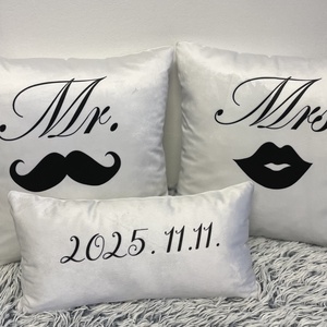 Mr. és Mrs. Plüss-bársony egyedi párna szett Esküvőre, Évfordulóra, Valentin napra pároknak, páros ajándék, huzat+belsől - esküvő - emlék & ajándék - nászajándék - esküvői párna - Meska.hu