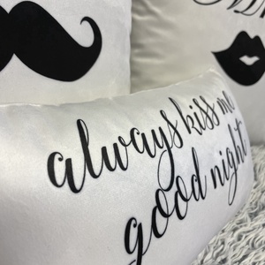 Mr. és Mrs. Plüss-bársony egyedi párna szett Esküvőre, Évfordulóra, Valentin napra pároknak, páros ajándék, huzat+belsől - esküvő - emlék & ajándék - nászajándék - esküvői párna - Meska.hu