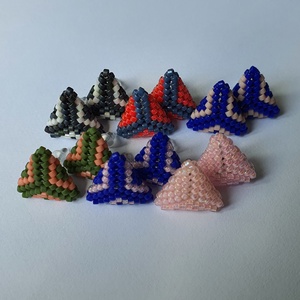 Háromszög bedugós fülbevaló - ékszer - fülbevaló - pötty fülbevaló - Meska.hu