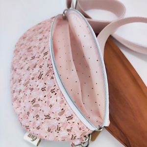 Mia crossbody, rózsaszín alapon barnás levelek övtáska - táska & tok - övtáska - Meska.hu