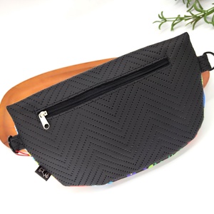 Mia crossbody, fekete népi virágos motívum övtáska - táska & tok - övtáska - Meska.hu