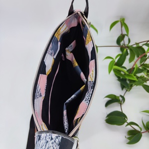 Lady oldaltáska S,  rózsaszín szürke háromszögek fekete textilbőrrel - táska & tok - kézitáska & válltáska - válltáska - Meska.hu