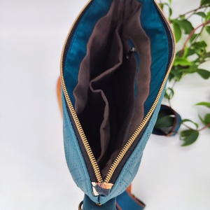 Léna oldaltáska -  petrol textilbőr gombákkal Médium méret - táska & tok - kézitáska & válltáska - vállon átvethető táska - Meska.hu