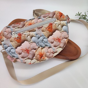 Aldda övtáska, crossbody, rózsaszín kék pasztell akvarell  virágminta - táska & tok - övtáska - Meska.hu