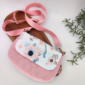 Kislány oldaltáska rózsaszín madárka mintás, Táska & Tok, Kézitáska & válltáska, Vállon átvethető táska, Varrás, Szupercuki kislány oldaltáska, amely tökéletes társ lehet a mindennapokra és a különleges alkalmakr..., MESKA